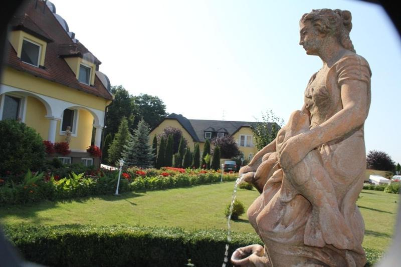 Barokk Hotel Hegyeshalom Dış mekan fotoğraf