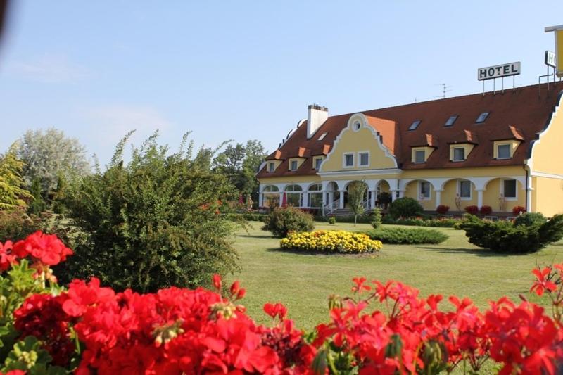 Barokk Hotel Hegyeshalom Dış mekan fotoğraf