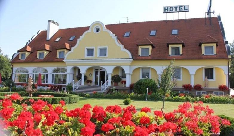 Barokk Hotel Hegyeshalom Dış mekan fotoğraf