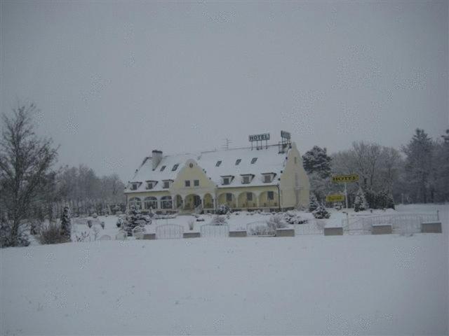 Barokk Hotel Hegyeshalom Dış mekan fotoğraf