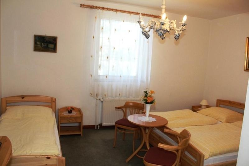Barokk Hotel Hegyeshalom Oda fotoğraf